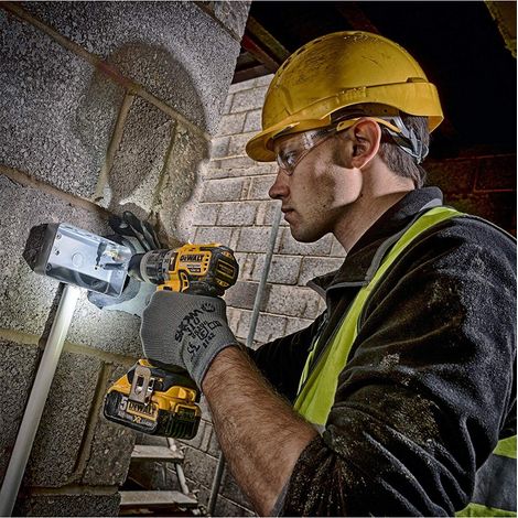 Perçage dans un mur en parpaing avec la perceuse à percussion DCD796